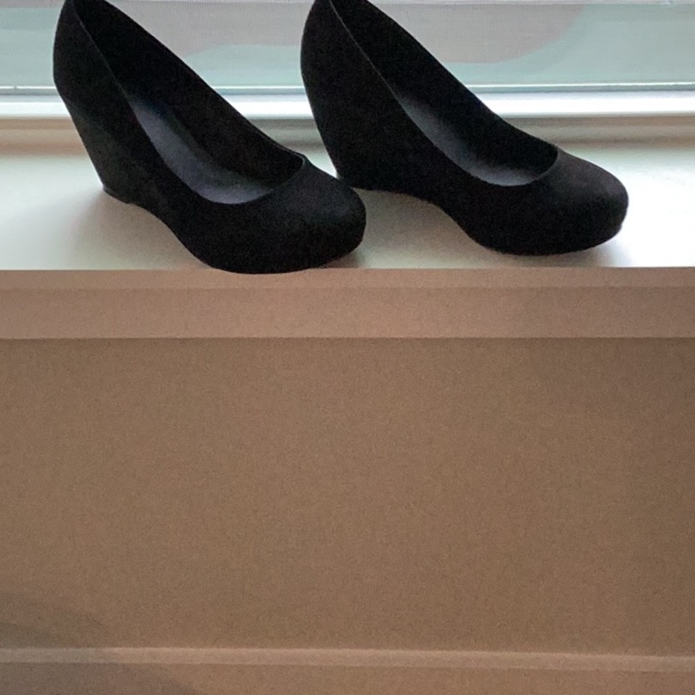 Apt 9 black wedge round toe 7.5 New condition. Suede.